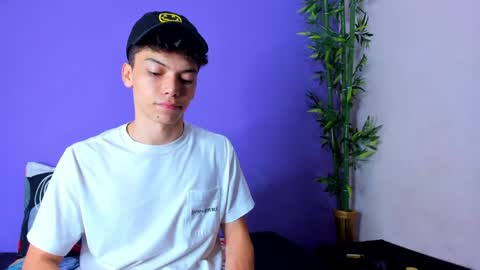 Snapshot of prettybunnies08 chatting on January 2025 04:15:01 AM Enzo Denis online show from January 2025 04:15:01 AM