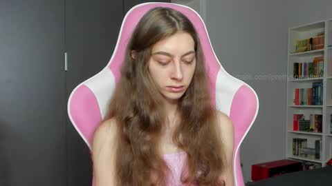 Snapshot of prettysomething chatting on October 2025 06:35:02 AM Sophie next stream will be at Monday i will wait you guys online show from October 2025 06:35:02 AM