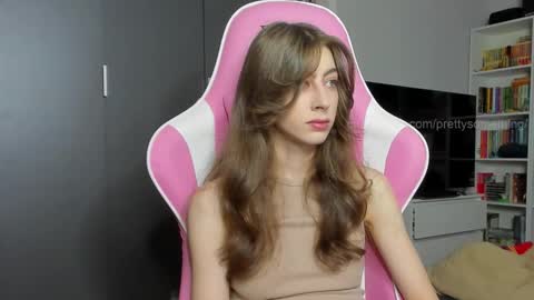 Snapshot of prettysomething chatting on October 2025 06:45:01 AM Sophie next stream will be at Monday i will wait you guys online show from October 2025 06:45:01 AM