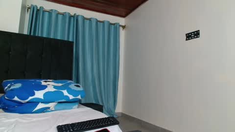 Queen armani online show from January 2025 11:00:02 PM