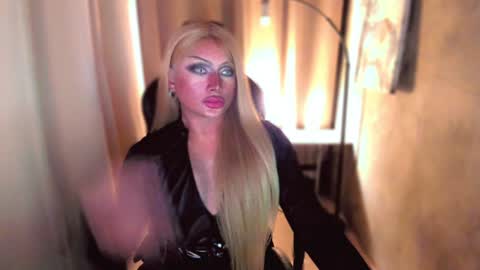 Snapshot of queenarthalia chatting on December 2024 02:38:02 PM ARTHA online show from December 2024 02:38:02 PM