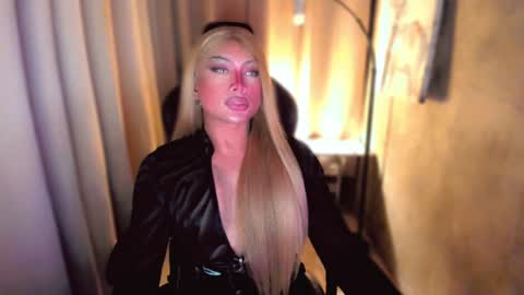 Snapshot of queenarthalia chatting on December 2024 11:04:02 AM ARTHA online show from December 2024 11:04:02 AM