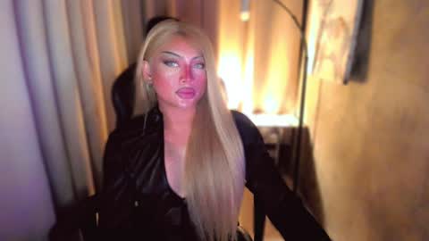 Snapshot of queenarthalia chatting on December 2024 02:08:02 PM ARTHA online show from December 2024 02:08:02 PM