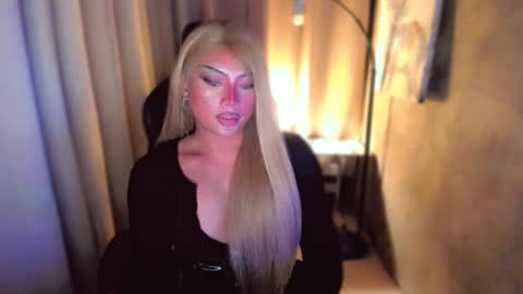 Snapshot of queenarthalia chatting on December 2024 05:23:02 PM ARTHA online show from December 2024 05:23:02 PM