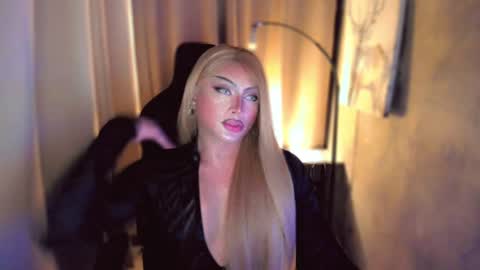 Snapshot of queenarthalia chatting on January 2025 10:15:02 PM ARTHA online show from January 2025 10:15:02 PM