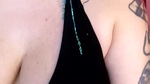 queenbea1369 online show from June 2026 12:52:01 PM
