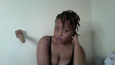 Snapshot of queenbeiby05 chatting on November 2025 02:38:02 PM queen online show from November 2025 02:38:02 PM