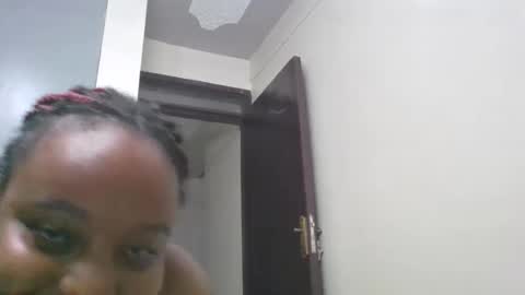 Snapshot of queenbeiby05 chatting on February 2026 09:24:01 PM queen online show from February 2026 09:24:01 PM