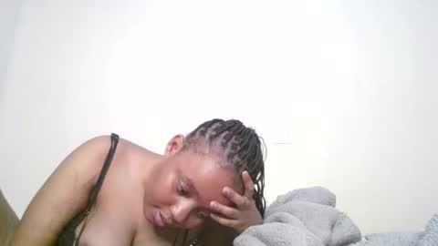 Snapshot of queenbeiby05 chatting on February 2026 04:05:02 AM queen online show from February 2026 04:05:02 AM