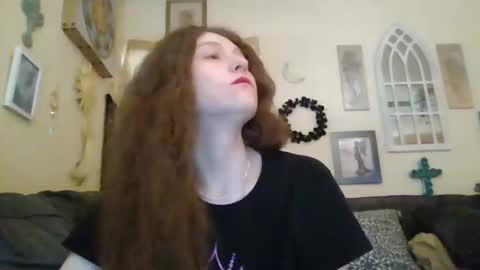queencrimsonlvx online show from April 2026 10:01:01 PM