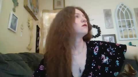 queencrimsonlvx online show from May 2026 12:50:01 AM