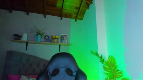 Queen online show from April 2026 06:03:02 PM