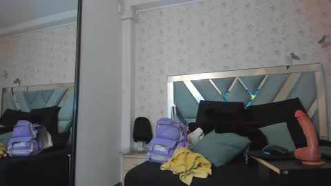 Snapshot of queenjenn__ chatting on December 2024 01:54:01 AM QUEENJEENN online show from December 2024 01:54:01 AM