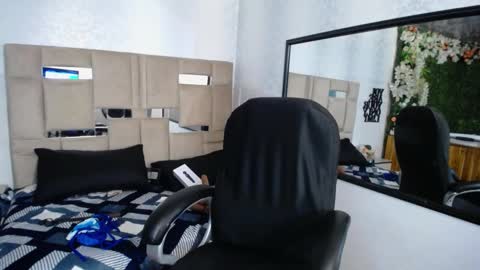 Snapshot of queenjenn__ chatting on January 2025 02:53:02 PM QUEENJEENN online show from January 2025 02:53:02 PM