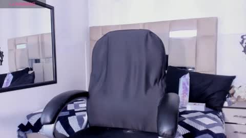 Snapshot of queenjenn__ chatting on January 2025 06:21:01 PM QUEENJEENN online show from January 2025 06:21:01 PM