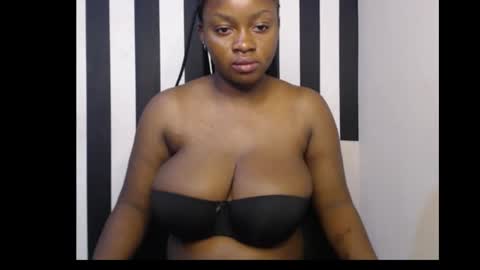 Snapshot of queenofalltest chatting on October 2025 12:33:02 AM Zoey online show from October 2025 12:33:02 AM