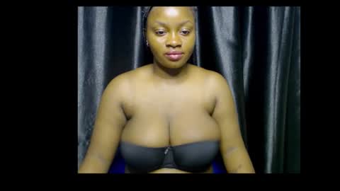 Snapshot of queenofalltest chatting on October 2025 01:09:01 AM Zoey online show from October 2025 01:09:01 AM