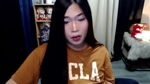 Mikka online show from November 2025 06:52:02 PM