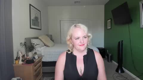 Snapshot of queenroselyn chatting on November 2025 11:27:02 PM queenroselyn online show from November 2025 11:27:02 PM