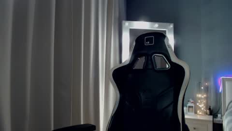 Queensy online show from December 2024 06:06:01 PM