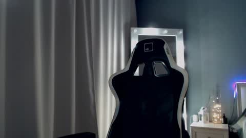 Queensy online show from December 2024 03:27:01 PM