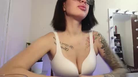 quiet_smile online show from December 2025 10:19:01 AM