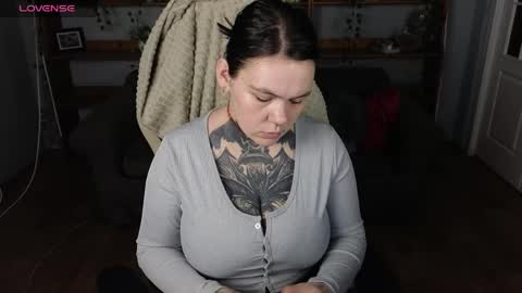 Snapshot of qwertyannie_lbo chatting on April 2026 12:03:01 PM qwertyannie_lbo online show from April 2026 12:03:01 PM