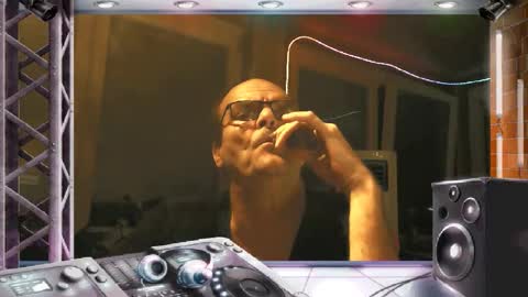 Snapshot of r_2d2_ chatting on November 2025 10:26:02 PM dj mike online show from November 2025 10:26:02 PM