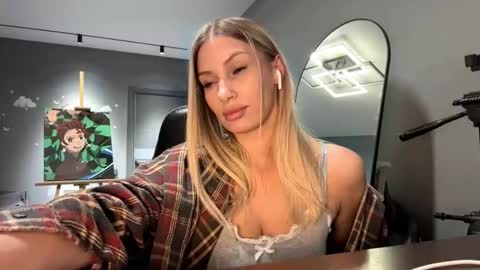 Snapshot of raeannschemmer chatting on February 2026 03:11:01 PM Mila online show from February 2026 03:11:01 PM