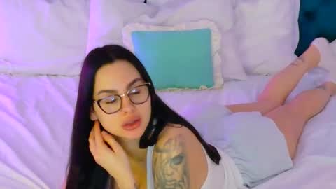 Snapshot of raeeamber_ chatting on February 2026 07:04:02 AM sweet peach online show from February 2026 07:04:02 AM