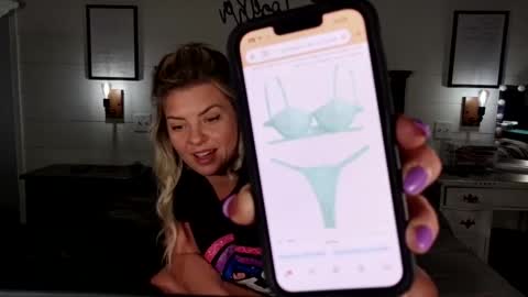 Snapshot of raequinnxxx chatting on April 2026 02:24:02 AM Rae Quinn and Doctor Dustin online show from April 2026 02:24:02 AM