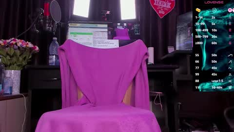 Snapshot of raissa_sky26 chatting on January 2026 03:32:01 AM Laura online show from January 2026 03:32:01 AM