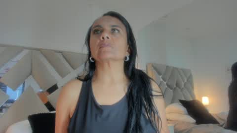 Raquel Moore  online show from January 2025 11:22:02 AM