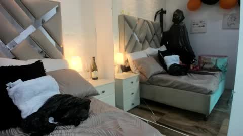 Raquel Moore  online show from October 2025 11:56:02 AM