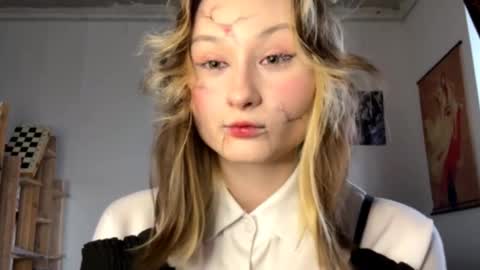 Snapshot of ravenamesbury chatting on October 2025 08:15:02 AM Lilith online show from October 2025 08:15:02 AM