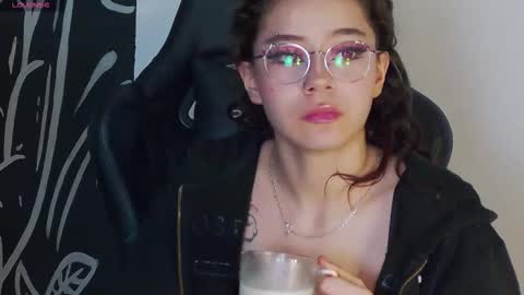 Snapshot of ravennmoonn chatting on October 2025 10:19:02 PM Raven online show from October 2025 10:19:02 PM