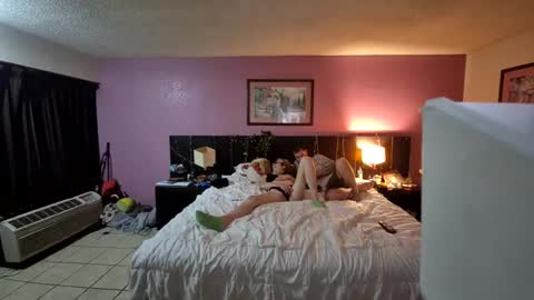 Snapshot of raynliz chatting on February 2026 11:09:01 AM Liz and Ray online show from February 2026 11:09:01 AM