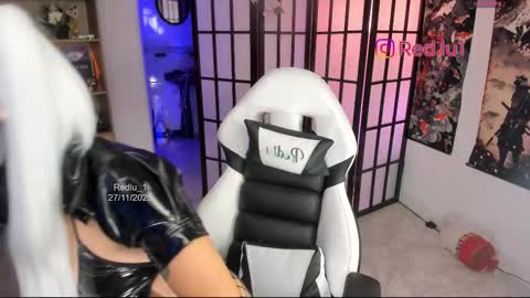 Lu Independiet model online show from November 2025 01:30:01 AM