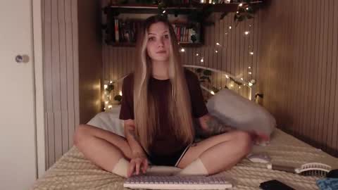 Snapshot of redmoonhead chatting on December 2025 10:21:02 AM Ana online show from December 2025 10:21:02 AM