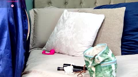 Yanella online show from October 2025 11:07:01 AM