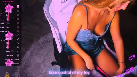 Snapshot of reggiemeow chatting on December 2024 03:02:02 AM reggieMeow online show from December 2024 03:02:02 AM