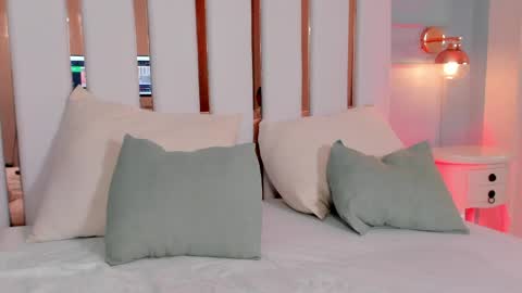 Snapshot of regina_noctixx chatting on April 2026 04:43:01 AM Regina online show from April 2026 04:43:01 AM