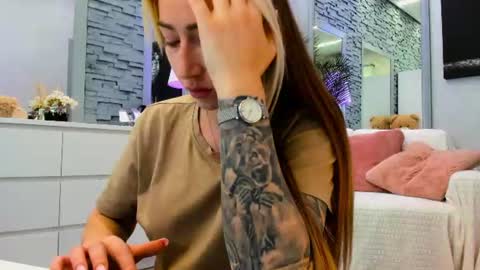 reina cummings online show from June 2026 06:49:01 AM