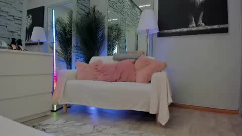 reina cummings online show from July 2026 05:57:01 AM