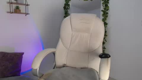 Snapshot of rem_evans chatting on December 2024 02:48:02 AM Erika online show from December 2024 02:48:02 AM