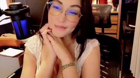 Amelie online show from May 2026 07:33:01 PM