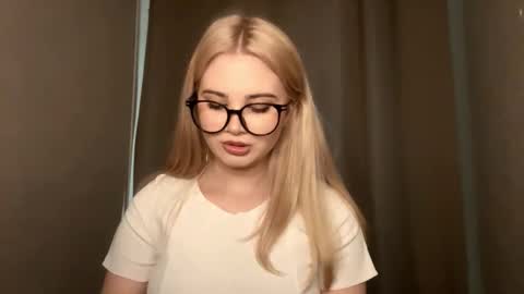 Kira online show from November 2025 02:06:02 PM