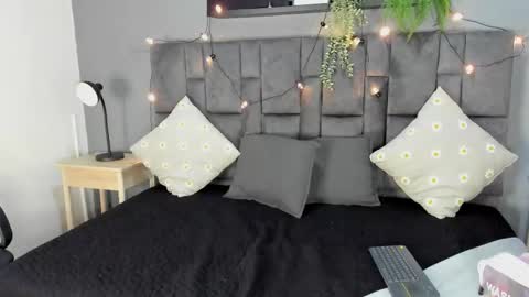 Snapshot of ririibrunette__ chatting on November 2025 11:43:01 AM RIRI online show from November 2025 11:43:01 AM