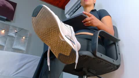 Snapshot of ririibrunette__ chatting on April 2026 07:44:01 PM RIRI online show from April 2026 07:44:01 PM