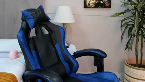 Roan Birkin online show from April 2026 07:31:02 PM